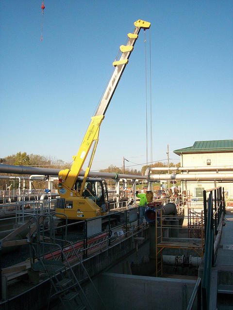 LC785 Confined Space US Up Close Lifting - Avoid Large Crane & Long Radius